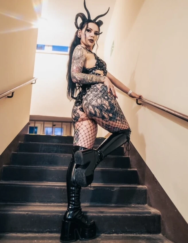 Majtki z lacku i metalu