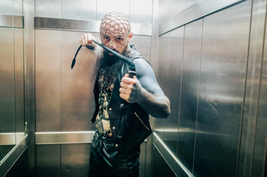 Maska / czapka z metalowych kółek