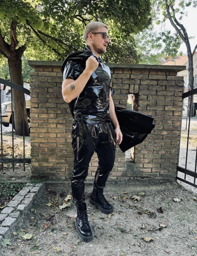 koszulka_bluzka_polo_meska_lateksowa_z_lacku_kolnierz_fetish_czarna_lifestyle_1.jpeg