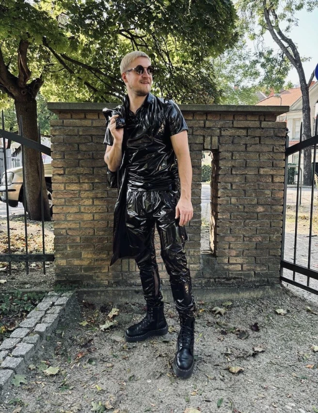 koszulka_bluzka_polo_meska_lateksowa_z_lacku_kolnierz_fetish_czarna_lifestyle.jpeg