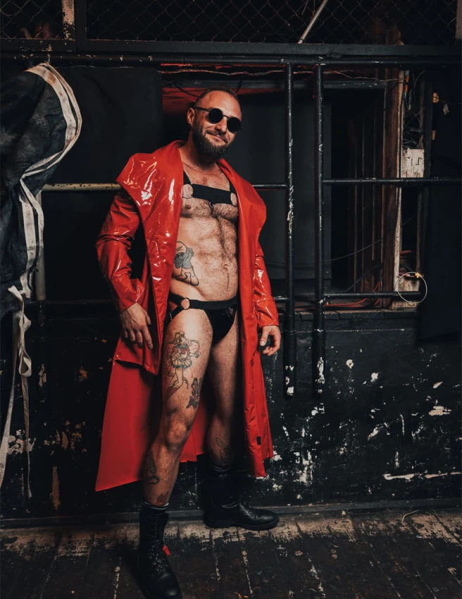 plaszcz_lateksowy_z-lacku_czerwony_matrix_bdsm_lifestyle_1.jpg