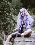 kurtka_jeans_z_fredzlami_jeanswear_upcycling_liliowa_sprana_fredzle_haft_lifestyle_3.jpg
