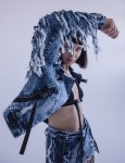 kurtka_jeans_z_fredzlami_jeanswear_upcycling_niebieska_sprana_fredzle_haft_lifestyle.jpg