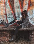 kurtka_jeans_z_fredzlami_jeanswear_upcycling_szara_sprana_fredzle_haft_lifestyle_2.jpg