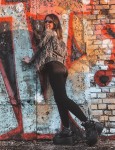 kurtka_jeans_z_fredzlami_jeanswear_upcycling_szara_sprana_fredzle_haft_lifestyle_3.jpg