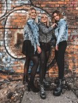 kurtka_jeans_z_fredzlami_jeanswear_upcycling_szara_sprana_fredzle_haft_lifestyle_4.jpg