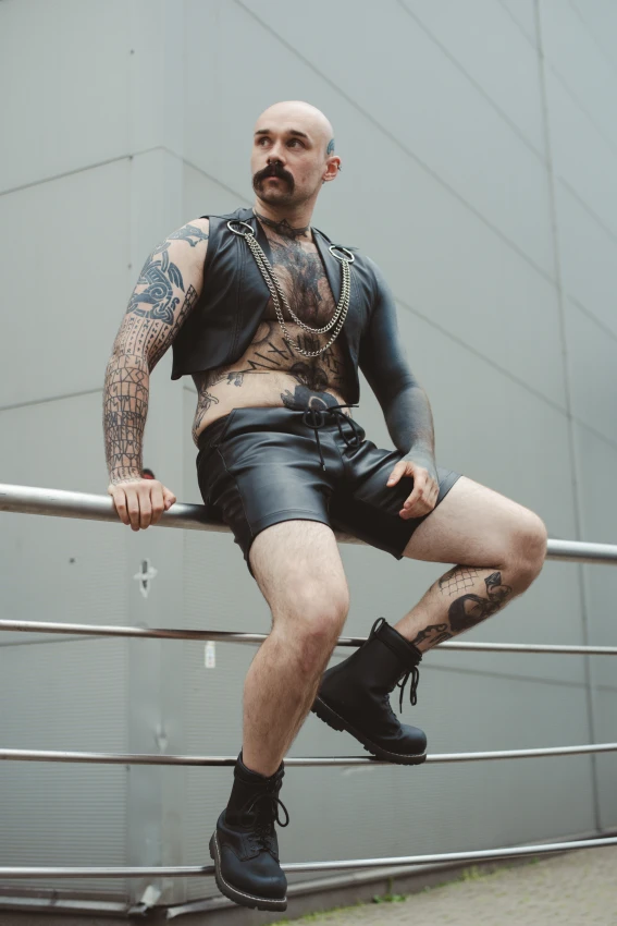 kamizelka_skorzana_meska_z_lancuchami_rave_techno_gay_impreza_fetish.JPG