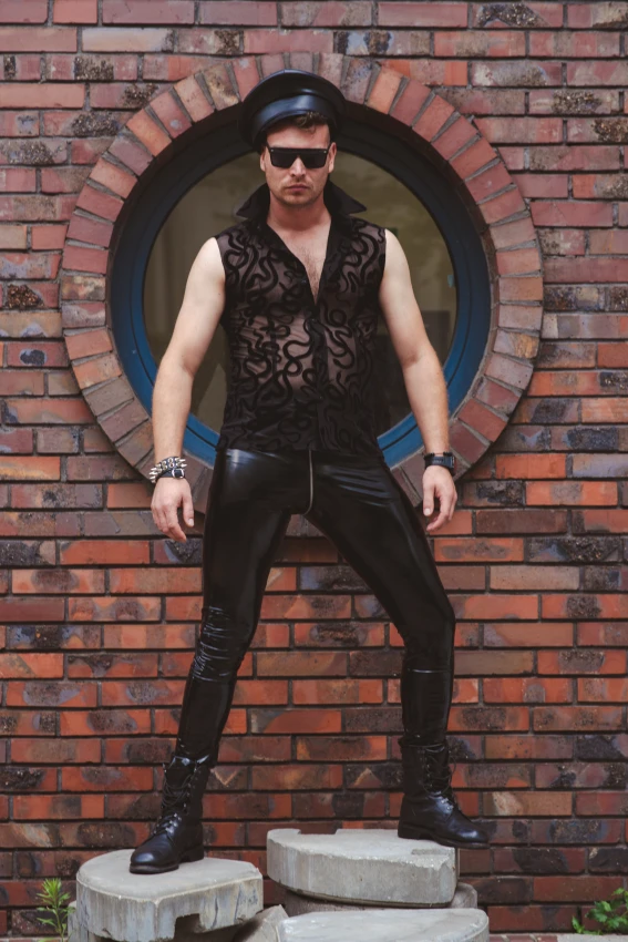 koszula_meska_z_siatki_wzor_wezy_czarna_fetish_print_elegancka_lifestyle_1.jpeg