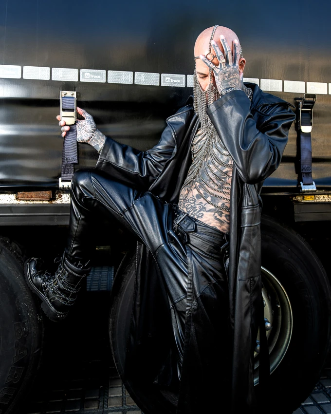 plaszcz_skorzany_czarny_ekoskora_unisex_dwurzedowy_goth_techno_fetish_lifestyle_1.jpg
