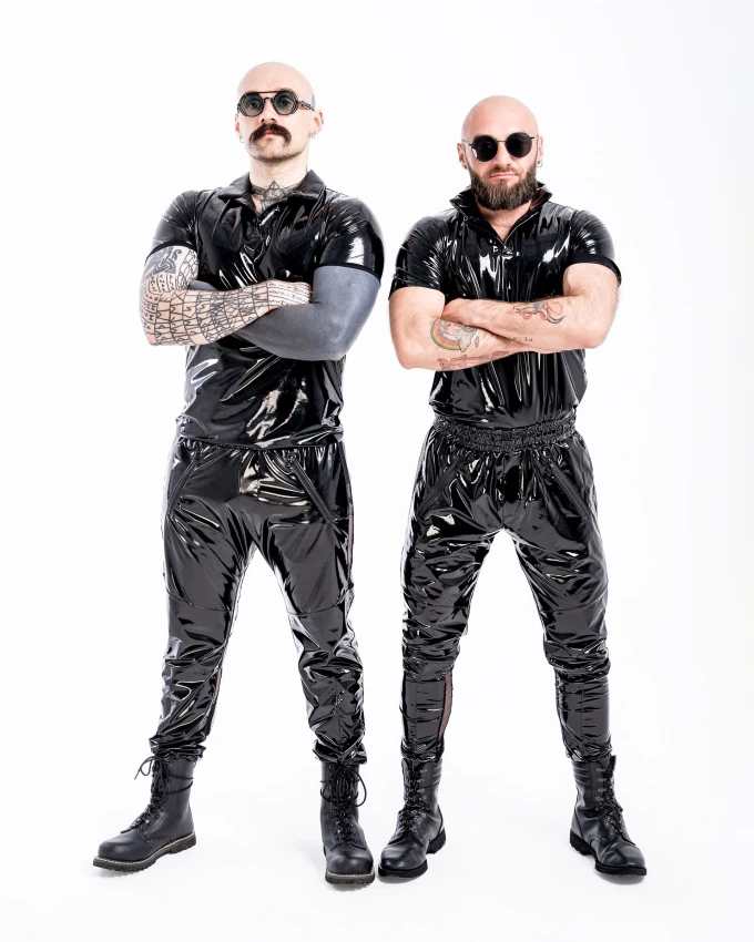 koszulka_polo_polowka_z_lacku_lateksowy_lakierowany_czarny_techno_gay_rave_lifestyle.JPG