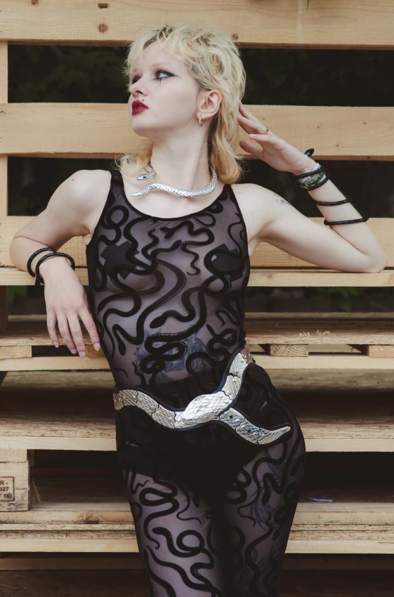 body_czarne_z_siatki_w_weze_fetish_impreza_gothic_lifestyle.jpeg