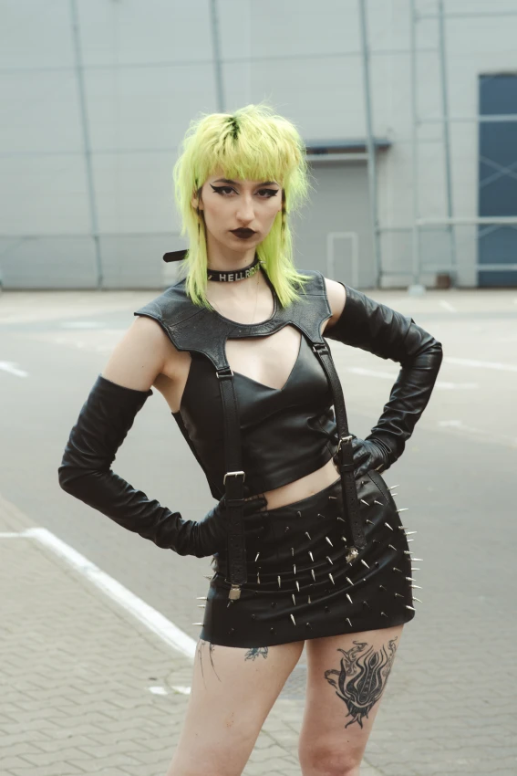 modelka_spodnica_skorzana_plaszcz_stanik_ze_skory_kolce_cwieki_nitowana_punk_rock_goth_lifestyle_4.jpeg