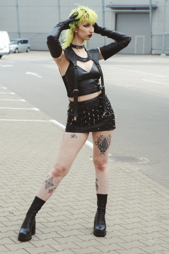 modelka_spodnica_skorzana_plaszcz_stanik_ze_skory_kolce_cwieki_nitowana_punk_rock_goth_lifestyle_5.jpeg